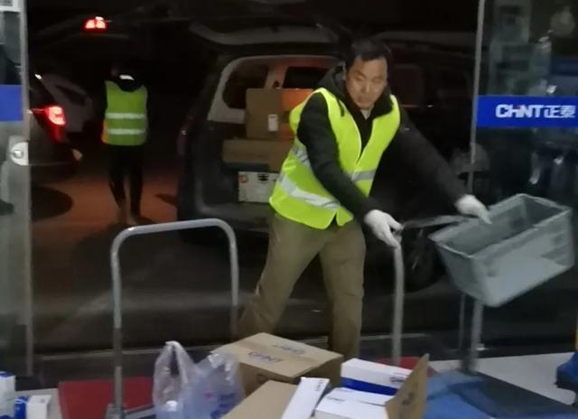 正泰居家致敬“小湯山”醫院援建背后的“逆行者” 正泰居家致敬“小湯山”醫院援建背后的“逆行者”