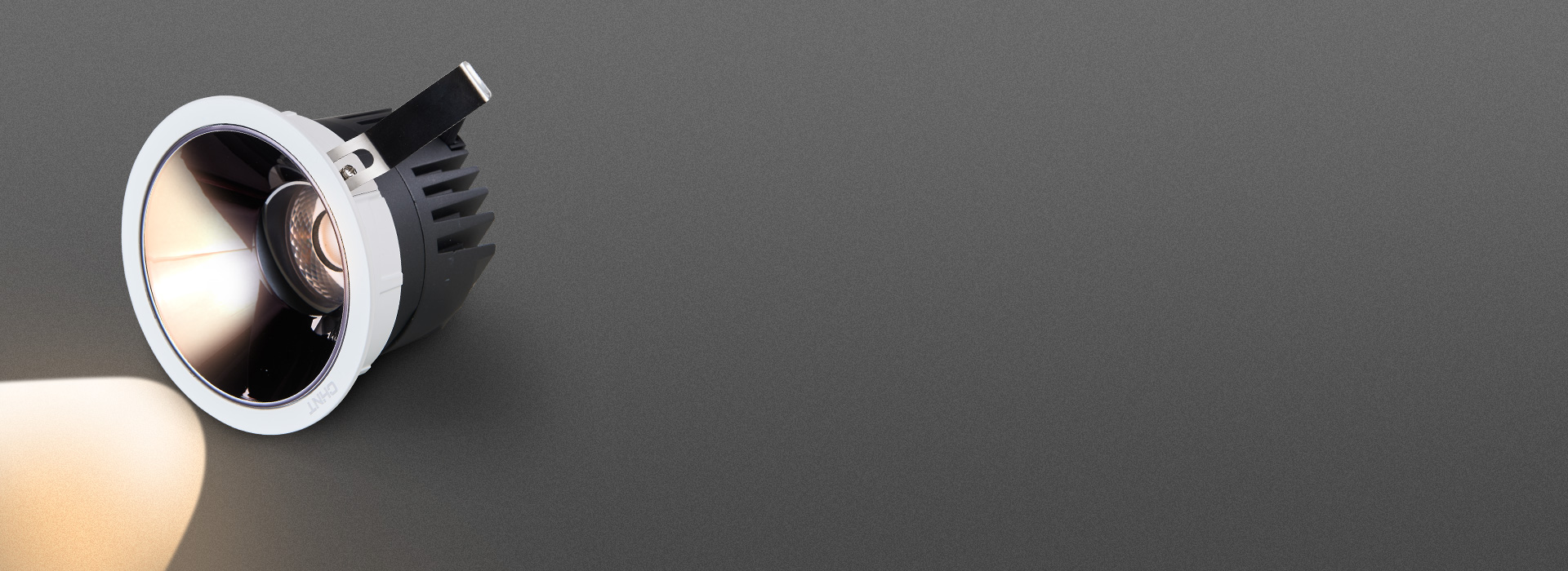 光源深藏，嚴控眩光
 深藏式光源設計，能...