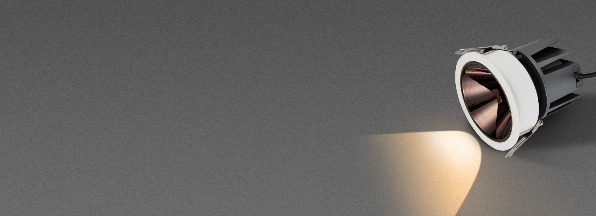 深防眩設(shè)計(jì)，光線柔和不刺眼
 光源深藏，...