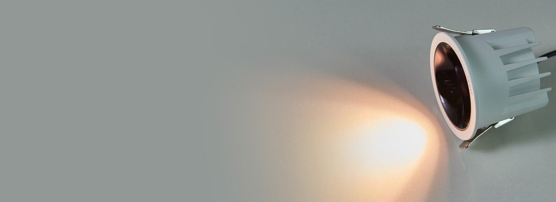 藏光防眩
 深藏式光源設計，減少眩光。 