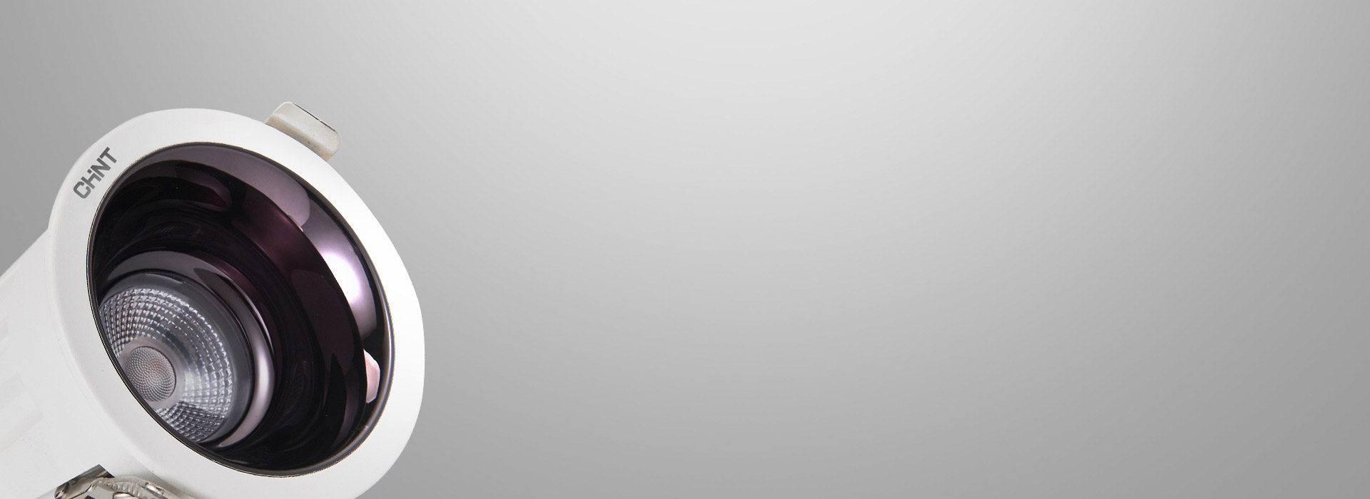 控光防眩
 UV電鍍燈杯，光學反射減少眩...