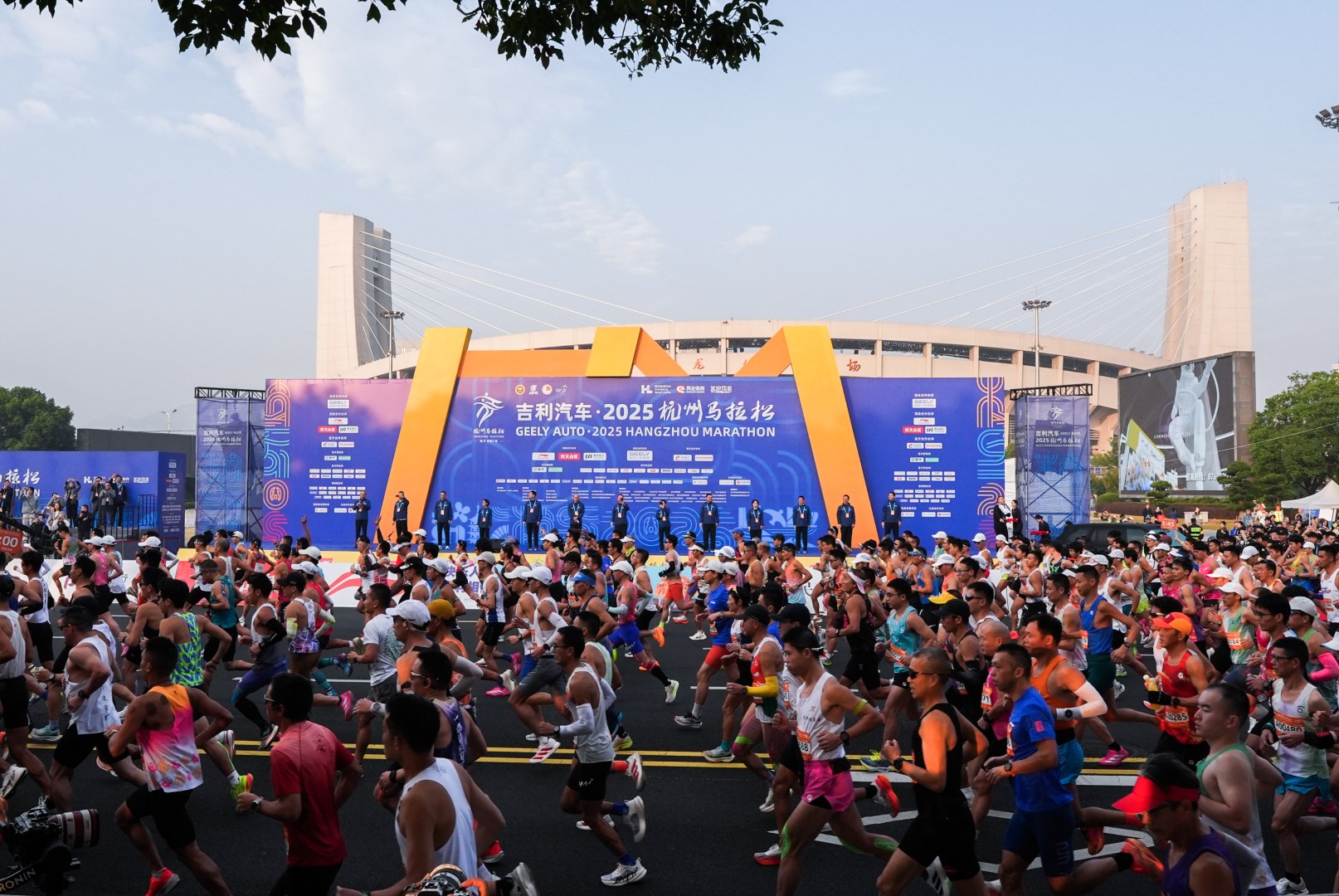 2025杭馬燃情收官，正泰居家陪跑滿電熱愛-2